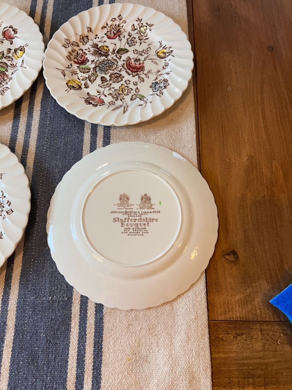 4 Johnson Brothers Staffordshire Bouquet 7 7/8" Salad Plates Excellent Condition - Picture 7 of 10